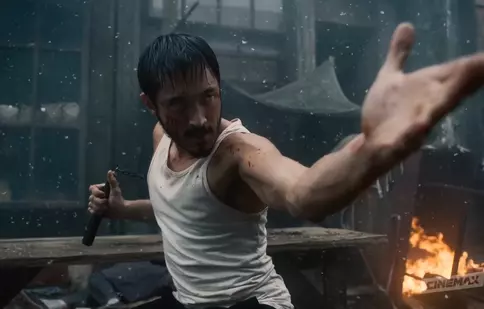 Andrew Koji li se alătură lui Bill Skarsgård și Samarei Weaving în „Boy Kills World”