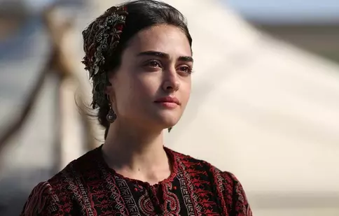 Cine este Esra Bilgic, superba actriță din serialul turcesc „Ramo”