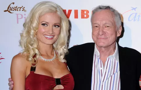 Holly Madison, despre prima noapte cu Hugh Hefner. „El era în mijlocul patului, înconjurat de femei”