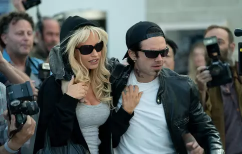 Lily James, Sebastian Stan și Seth Rogen au povestit despre culisele miniseriei „Pam & Tommy”