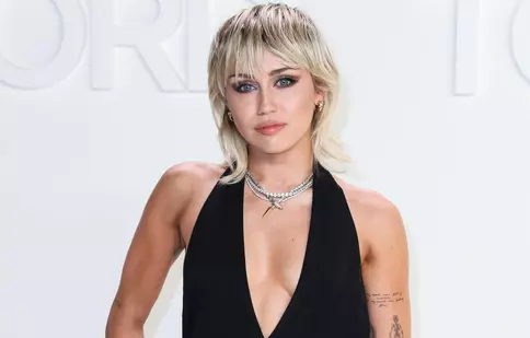 Miley Cyrus uimește într-o rochie transparentă, din plasă. Imaginea publicată în mediul online