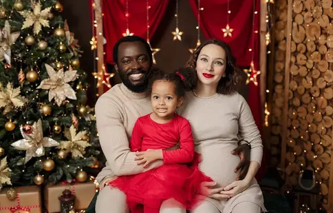 Tobi Ibitoye, fost concurent „Vocea României” și soția lui au devenit părinți pentru a doua oară