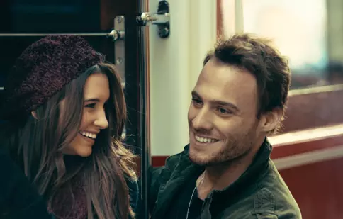 Serialul turcesc „Inima orașului” începe azi la Timeless Dizi Channel