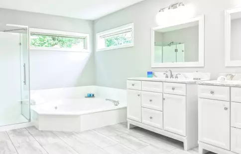 Cum să alegi oglinda potrivită pentru baia ta