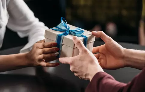 Când nu poți impresiona, cucerește cu simțul umorului - 3gifts te inspiră