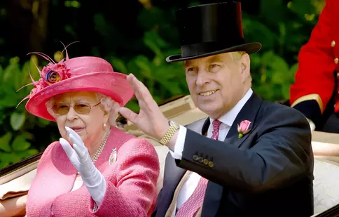 Regina Elisabeta i-a retras Prințului Andrew titlurile regale și distincțiile militare. Este acuzat de agresiune sexuală