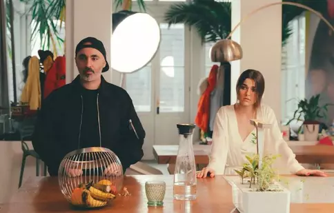 Cabron și Theo Rose au lansat melodia „Fructul Interzis”. Cum arată videoclipul