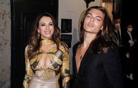 Elizabeth Hurley, ravisantă la brațul fiului ei de 19 ani. Cu ce se ocupă Damian