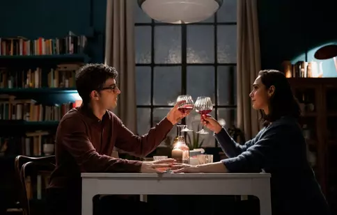 Două seriale noi de pe Netflix pe care să nu le vezi cu iubita de Ziua Îndrăgostiților