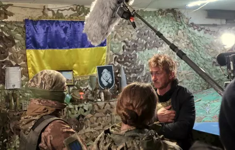 În mijlocul războiului. Sean Penn filmează în Ucraina un documentar despre invazia Rusiei