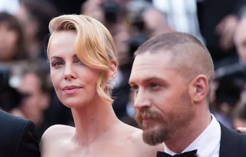 Ce acuzații grave îi aduce Charlize Theron lui Tom Hardy. Detaliile uimitoare despre relația lor tensionată
