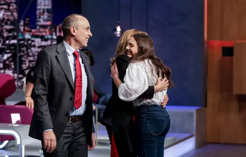 Cine e adolescenta care le-a luat banii investitorilor de la „Imperiul Leilor”. Proiectul cu care i-a cucerit