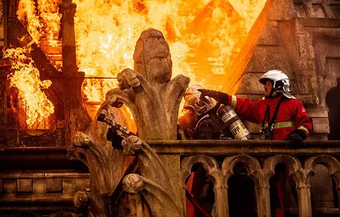 Cel mai nou film al cineastului Jean-Jacques Annaud, „Notre-Dame brûle”, relatează incendiul de la Catedrala Notre-Dame din Paris