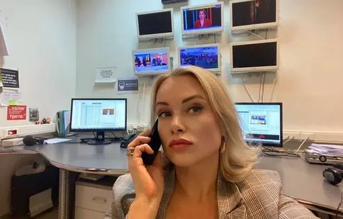 Ce a pățit o jurnalistă din Rusia după ce a arătat la TV un mesaj antirăzboi. Momentul, viral în mediul online