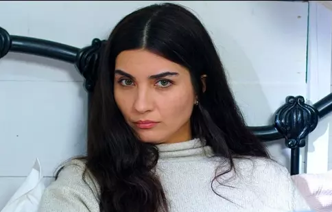 „Fiica ambasadorului”, 29 martie 2022. Mavi, noul personaj jucat de Tuba Büyüküstün, îl confundă cu altcineva pe Sancar