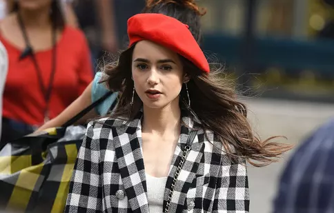 Cu ce problemă s-a confruntat Lily Collins în timpul filmărilor pentru „Emily in Paris”. Mergea săptămânal la medic