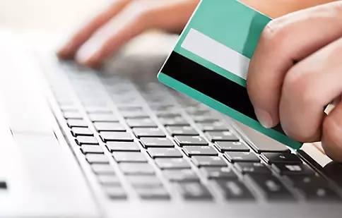 Cum să te ferești de țepele date de unele magazine online