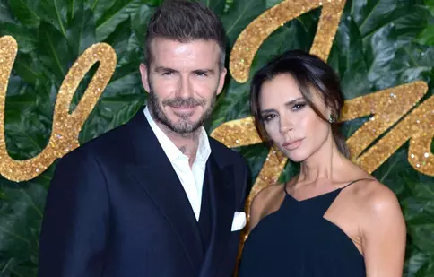 Victoria Beckham, imagine adorabilă din copilărie în care apare îmbrăcată în om de zăpadă. În ce ipostază l-a surprins pe David Beckham