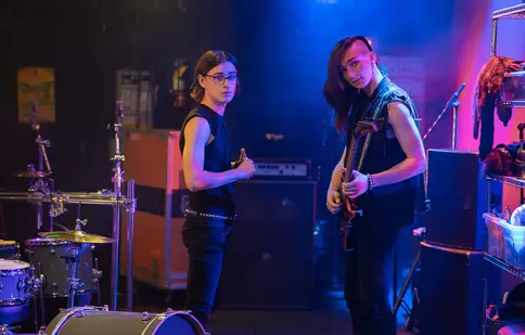 Au dat dragonii pe „metale”! Creatorii „Urzeala tronurilor”, D.B. Weiss și David Benioff, au film nou pe Netflix: „Metal Lords”