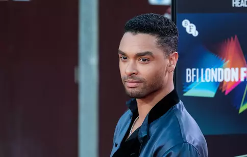 Ducele din Bridgerton, Regé-Jean Page, însoțit de iubita lui la un eveniment monden. Cum arată Emily Brown