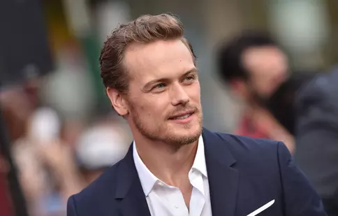 Sam Heughan, în ipostaze tandre cu o femeie misterioasă. Cum a fost surprins actorul din „Outlander”