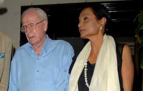 Sir Michael Caine, apariție rară la brațul soției sale, Shakira. Cum arată actorul de 89 de ani