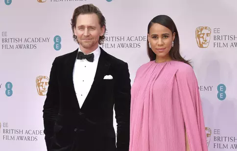 Tom Hiddleston și iubita lui, Zawe Ashton, s-au logodit. Detaliul observat la un eveniment