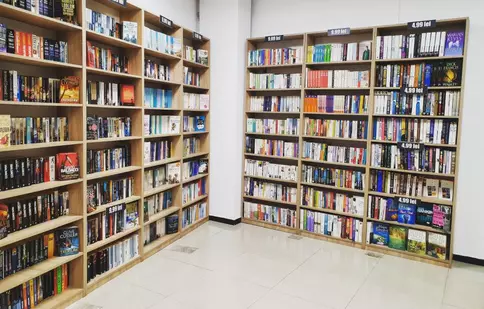 Top cărți în limba engleză pe care să le ai în bibliotecă