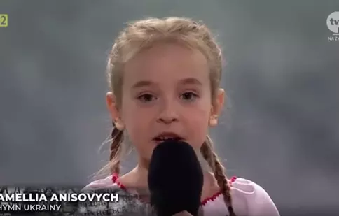 O fetiță din Ucraina a interpretat imnul țării ei la un concert în Polonia. A devenit celebră după ce a cântat într-un buncăr din Kiev