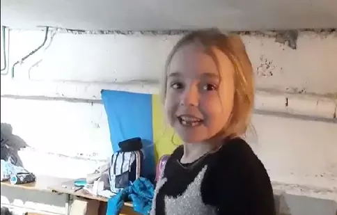 O fetiță din Ucraina a cântat melodia „Let It Go” într-un adăpost. Reacția actriței din „Frozen”, Idina Menzel