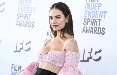 Lily James a strălucit pe covorul roșu. Actrița din „Pam & Tommy” a purtat o rochie transparentă, cu spatele gol