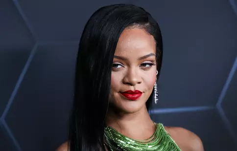 Rihanna, ținută îndrăzneață la un eveniment. De ce se îmbracă tot mai sumar de când este însărcinată