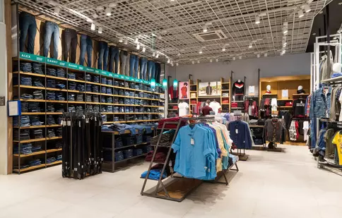 Curățenia spațiilor comerciale de mari dimensiuni