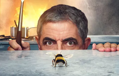 Om vs albină, serial Netflix de comedie cu Rowan Atkinson. TRAILER