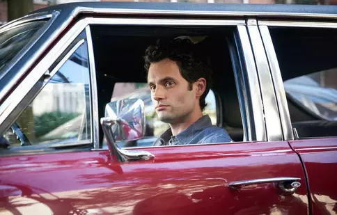 Prima imagine cu Penn Badgley de la filmările „You”, sezonul 4. Unde se filmează serialul Netflix