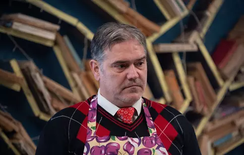 Las Fierbinți, 6 aprilie 2022. Primarul Vasile află că trebuie să învețe mandarina în trei ore