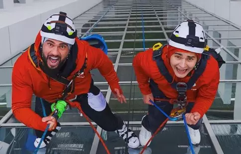 Selly și Dorian Popa au trecut la munca de... sus! Cei doi au spălat geamuri, echipați ca alpiniști utilitari