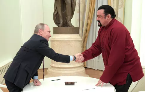 Steven Seagal îl susține în continuare pe Putin. Actorul și-a sărbătorit ziua de naștere la Moscova