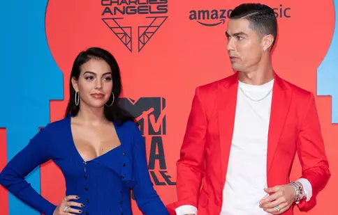 Suma uluitoare pe care Ronaldo i-o dă partenerei sale. Care e explicația gestului său