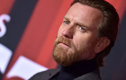 Ewan McGregor s-a căsătorit cu iubita lui mai tânără cu 14 ani. Cine a participat la nunta actorului din „Războiul Stelelor”