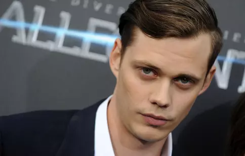 Prima imagine cu Bill Skarsgård din noul film „Boy Kills World”