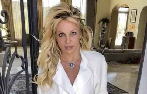 Britney Spears șochează încă o dată. Viitoarea mămică a pozat din nou nud. Pe cine ține în brațe