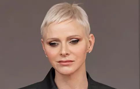 De ce Prințesa Charlene se îmbracă mai nou doar în tinute „decolorate” și sobre. Explicația unui renumit psiholog