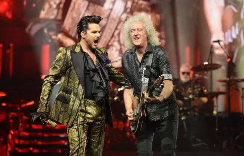 Jubileul de Platină: Queen cântă din nou pentru Regina Elisabeta. Acum 20 de ani, Bryan May a făcut show pe acoperișul de la Buckingham