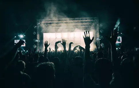 Cum te îmbraci la festivaluri pentru a fi în ton cu atmosfera? Idei de outfit-uri inspirate cu piesele din garderoba ta