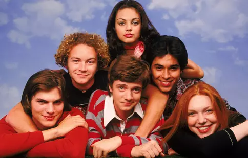 Topher Grace, Ashton Kutcher, Mila Kunis și alte vedete din „Anii ’70” vor juca în noul serial „That ’90s Show”, care se va vedea pe Netflix