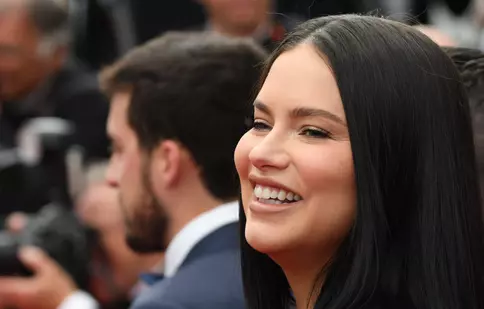 Adriana Lima, apariție spectaculoasă la Cannes 2022. Fostul model și-a afișat burtica de gravidă