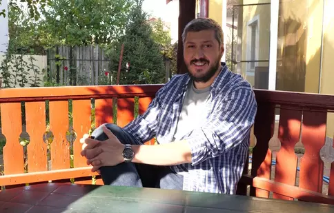 Cine este Sorin Pârcălab. Prin ce a trecut actorul din „Strada Speranței” pentru a face stand-up comedy