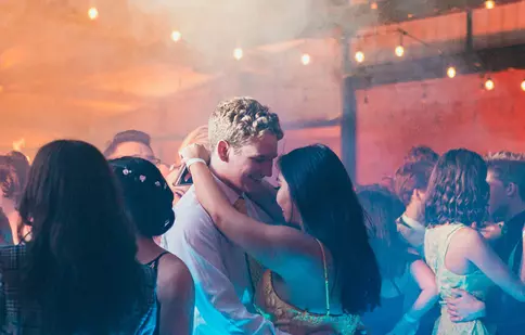 Ghidul Tău în Alegerea Rochiilor Pentru Balul de Absolvire: Rochia cu Umerii Goi,o  Alegere Inedită