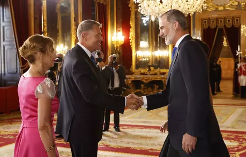 Ce ținută a ales Carmen Iohannis pentru dineul Regelui Spaniei. Prima doamnă a României s-a remarcat imediat